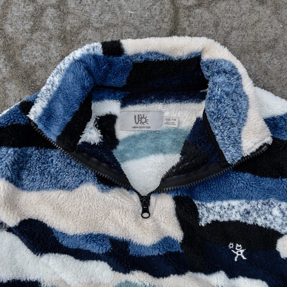 Urban Outfitters Blue and White Patterned Camouflage Camo Zip-Up Sweater - Picture 3 of 4